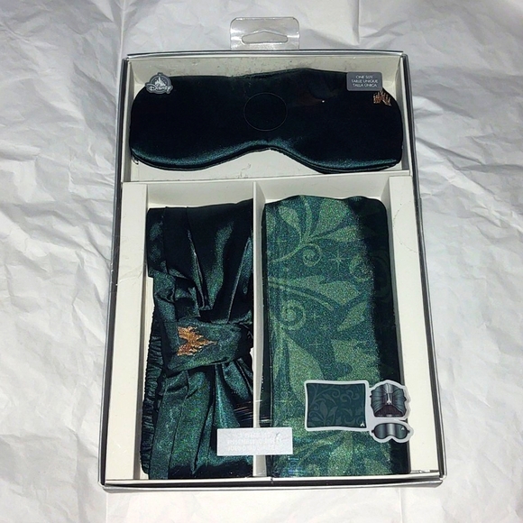 Disney Parks Fantasyland Castle Set Ensemble NWT - Picture 2 of 13